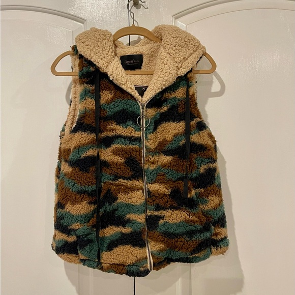 Jackets & Blazers - Camo vest - 🔥🔥warm and cozy NWT🔥🔥
